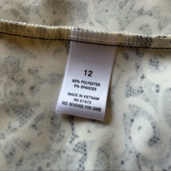 NWOT Chico’s size 2 Feather-Print Satin Shift Dress STYLE: 570307253. (2=12) - Picture 6 of 10